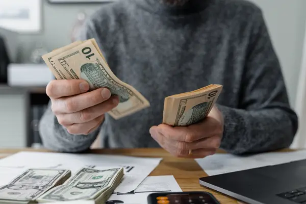 Vale a Pena Fazer Empréstimo Pessoal? Vantagens, Riscos e Alternativas